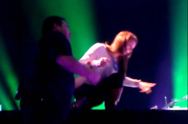 Girl Dances on Billy Joel’s Piano At St. Louis Show